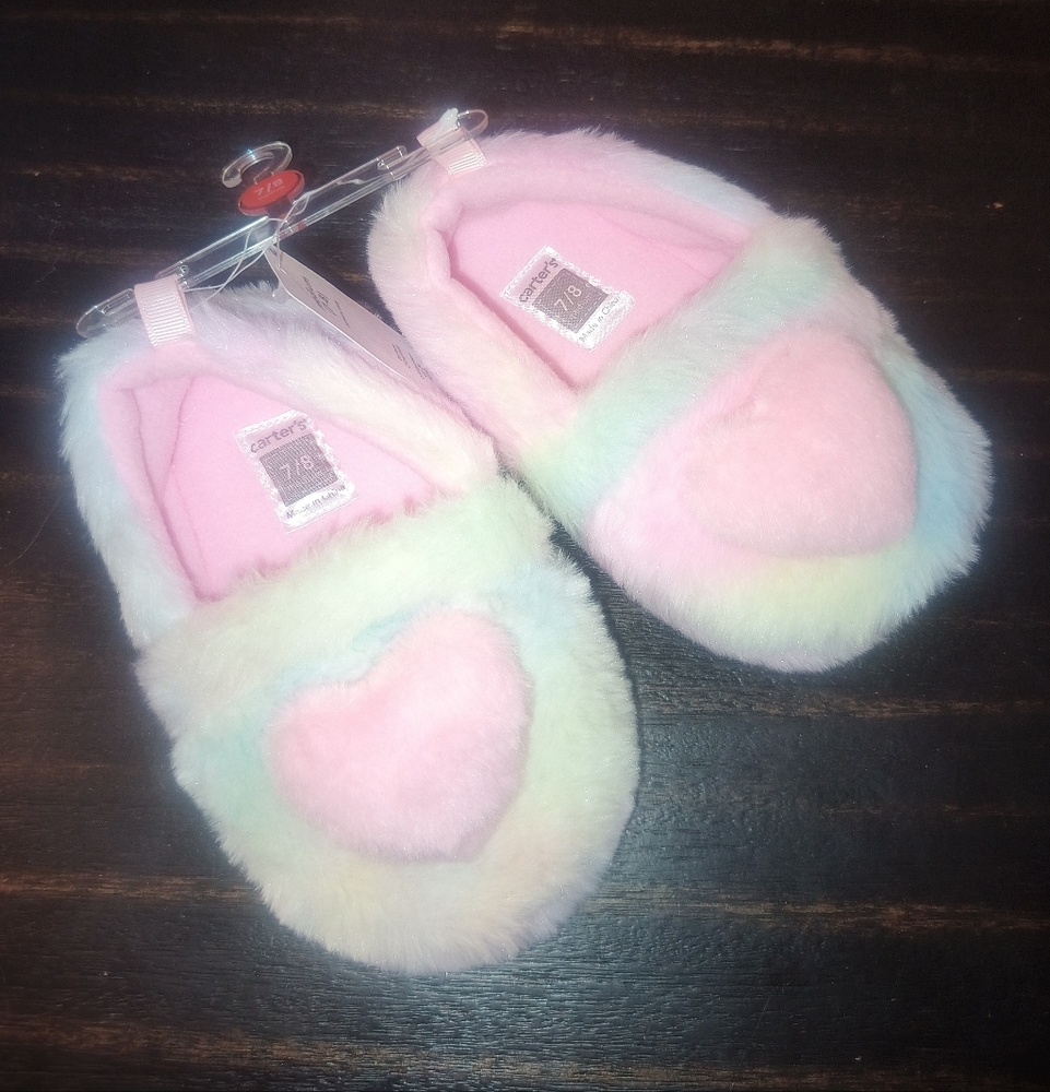 🆕Carter's Baby Multicolor Rainbow Pastel Fuzzy Heart Slippers Size 7-8 children